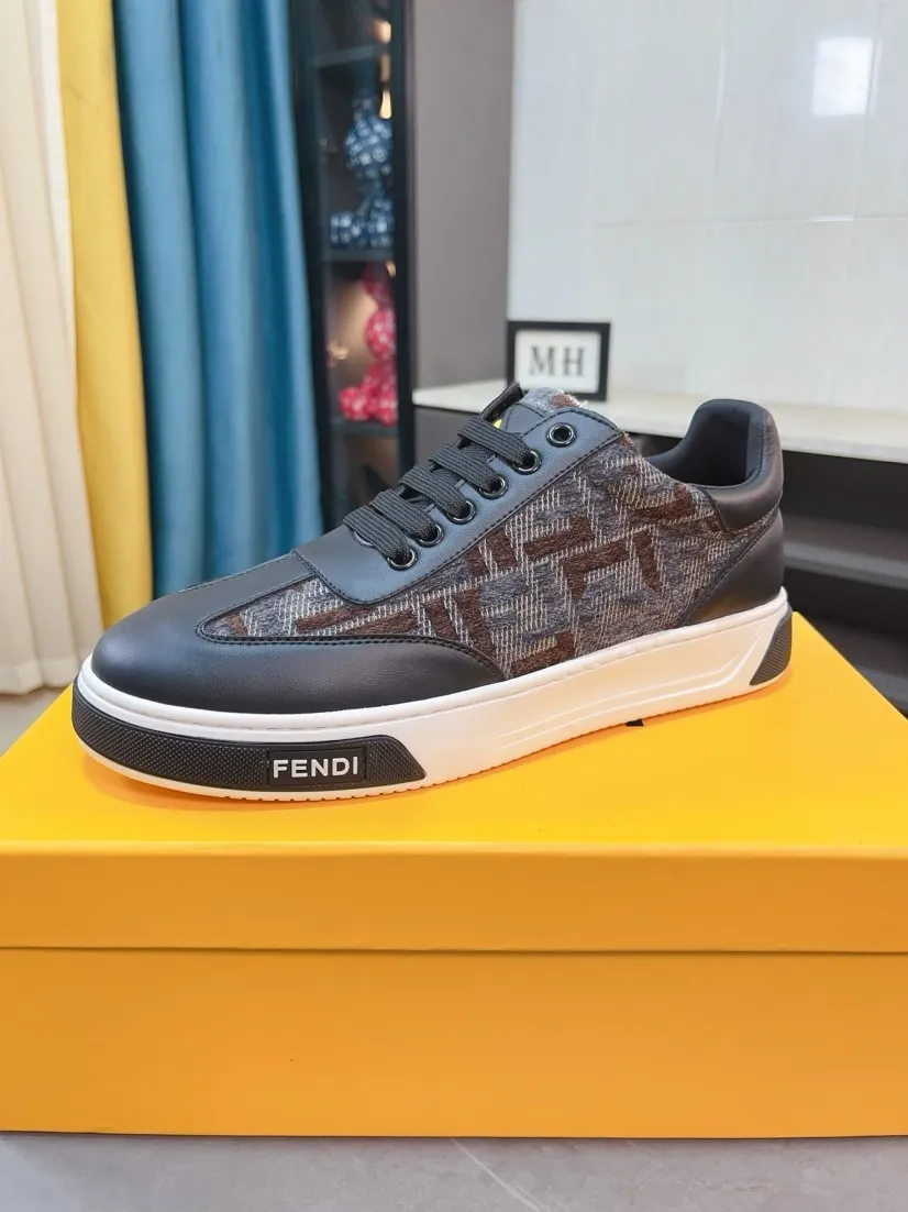 Men's Men's Shoes💰420🌹🌹[fendi] Fendi's classic and comfortable men's, this complex sneaker is made of soft calfskin➕genuine leather lining➕original ultra-light rubber material with rough outsole. This unique and light style is suitable for the casual and refined sensibility of this season. It is comfortable and natural on the feet. It is an everyday style for casual travel in autumn and winter! 38/44